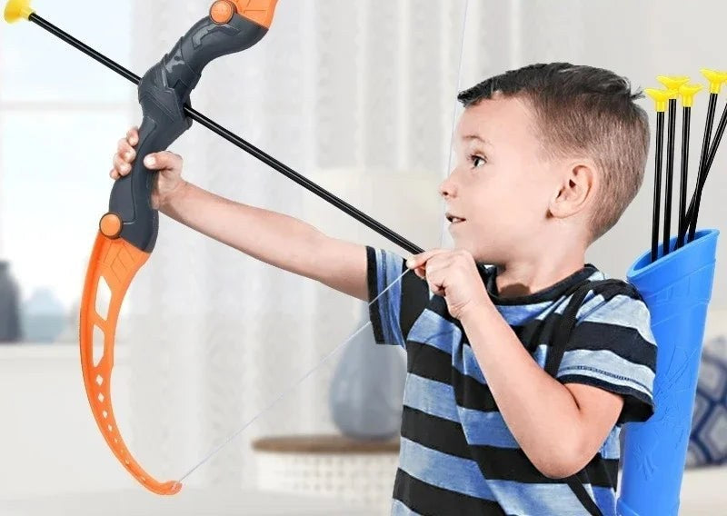 Niño apuntando con el arco y flechas con ventosa